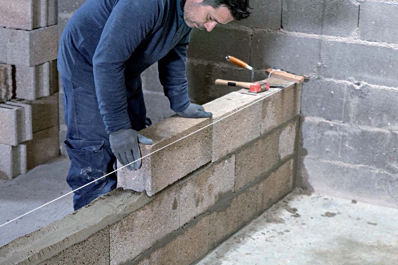 Construction d'un mur en blocs béton