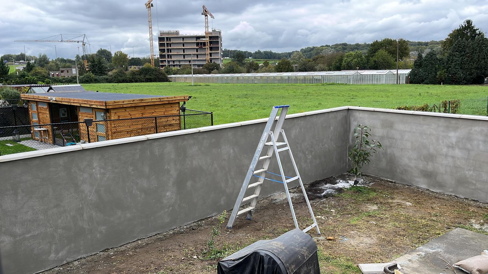 Mur en blocs béton crépi — vue d'ensemble