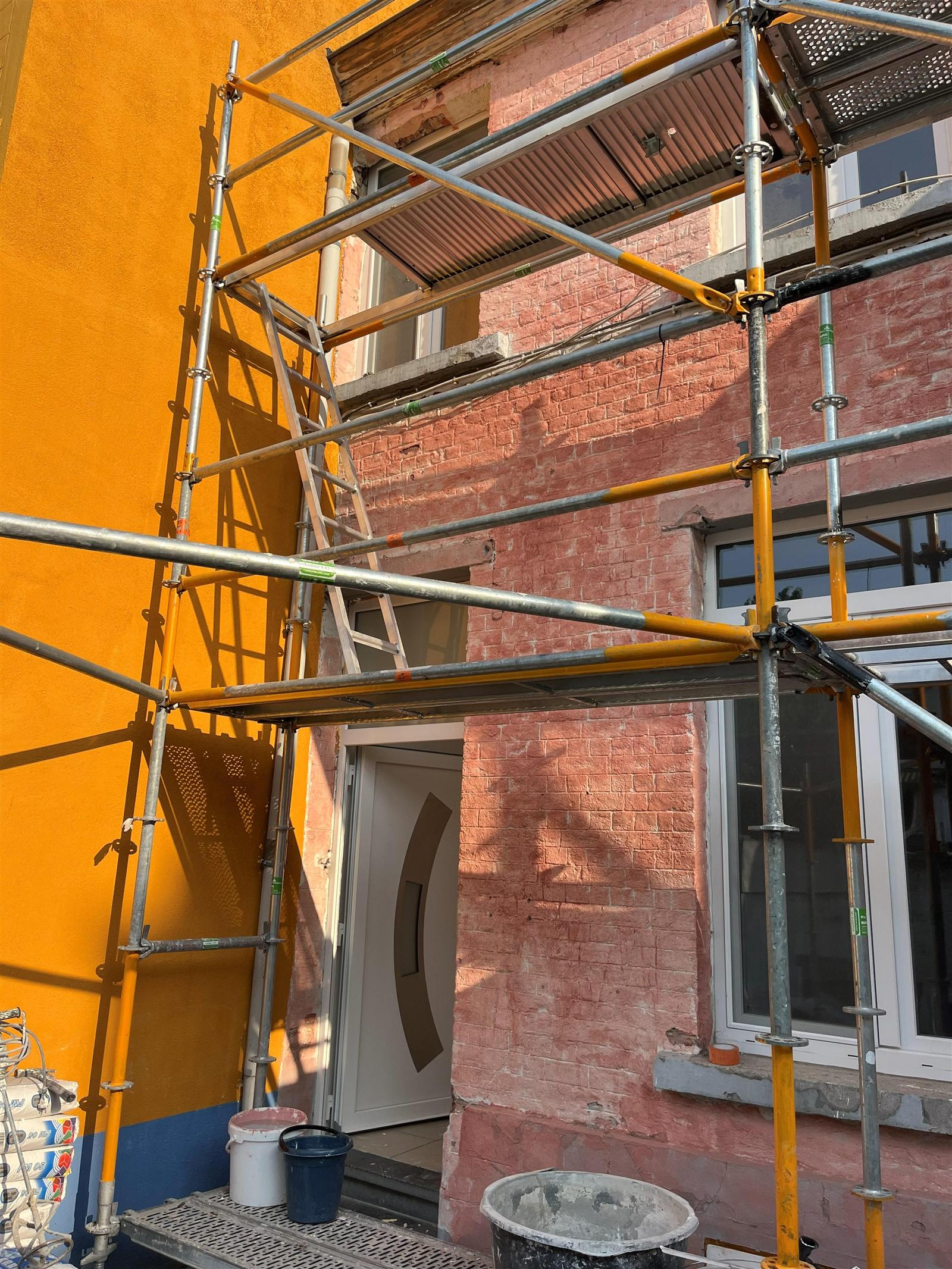 Façade avant travaux — briques apparentes avec échafaudage