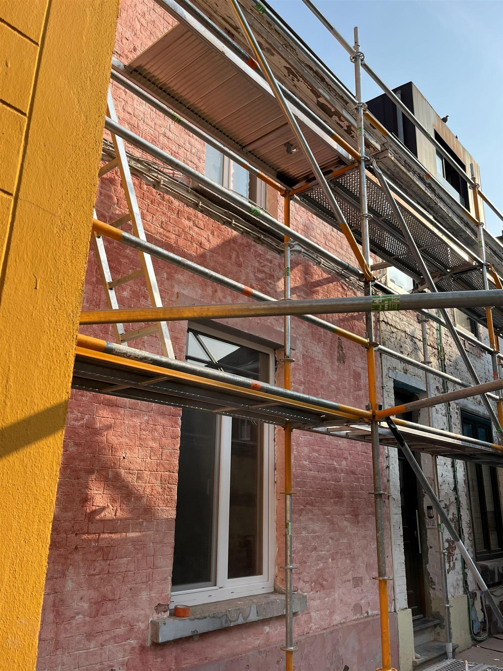 Façade avant travaux — vue d'ensemble avec échafaudage